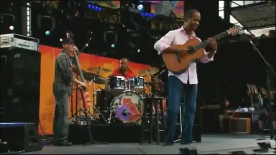 Earl Klugh - Vonetta (Live at Crossroads Guitar Festival, Toyota Park in Bridgeview, Illinois on 26 June 2010)