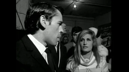 Dalida et Brel dans le couloir des loges de L'Olympia (Oct. 66)