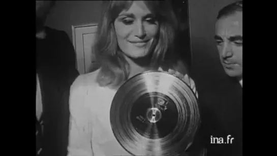 Dalida ♫ Recoit un disque de platine ♪ 17/09/1964