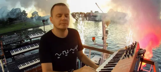 Madis - Cracow Sunset [Live Performance on The Vistula River]