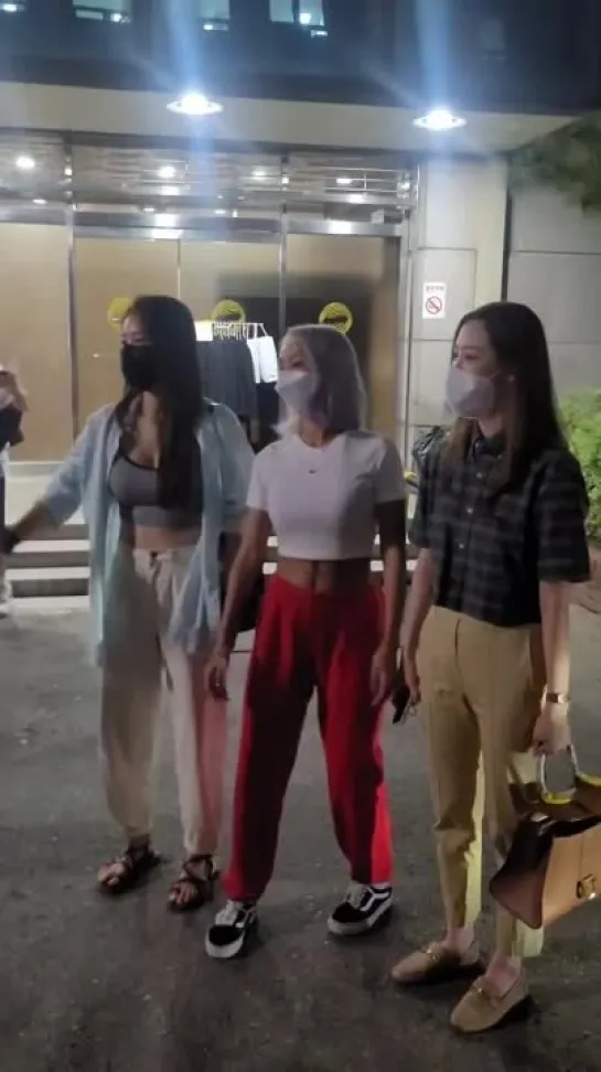 [FANCAM] 220719 SISTAR покидают здание KBS после записи программы «YHY's Sketchbook»