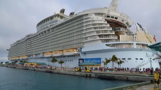 Круизное судно Allure of the Seas.