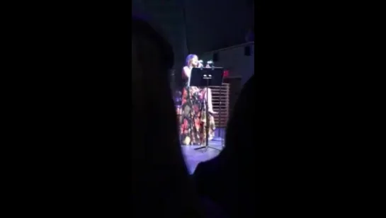 Lea singing Glitter in the air, january 26 2017