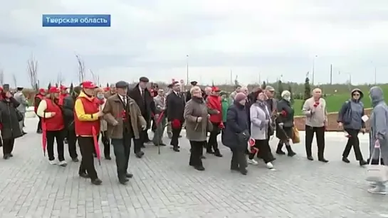 К РЖЕВСКОМУ МЕМОРИАЛУ НОВЫМ МАРШРУТОМ ЕДУТ ЦЕЛЫМИ СЕМЬЯМИ, ЧТОБЫ ПОКЛОНИТЬСЯ ЗА МИРНУЮ ЖИЗНЬ.