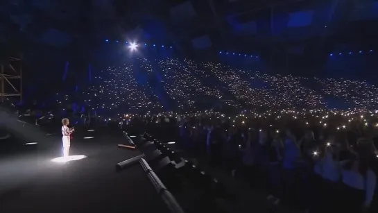 Ukrainian girl who fled to Poland sings the national anthem at a charity concert 🇺🇦🇵🇱