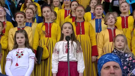 Thousands of Estonians Sing “Oi u luzi chervona kalyna” to Support Ukraine