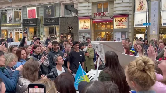 street piano _ people singing together Ukrainian song with Evgeny Khmara