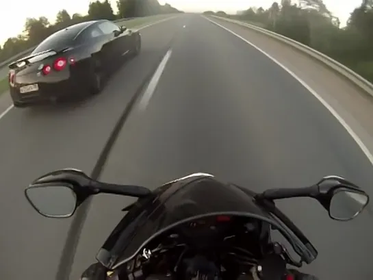 Nissan GTR vs Yamaha R1 vs Suzuki GSX R1000, заезд, уличные гонки, street racing, прикол