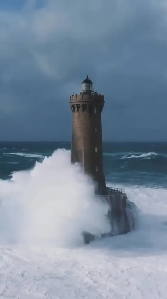 Маяки в шторм / lighthouse