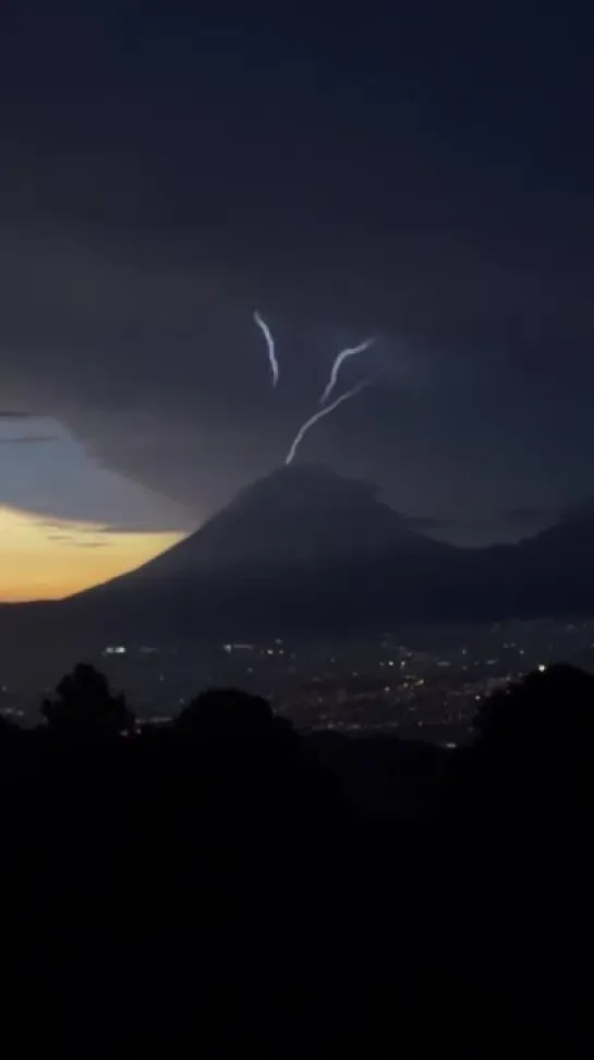 Upward lightning from Volcán de Agua (Volcano of Water) in Guatemala / Молнии на горе, Гватемала