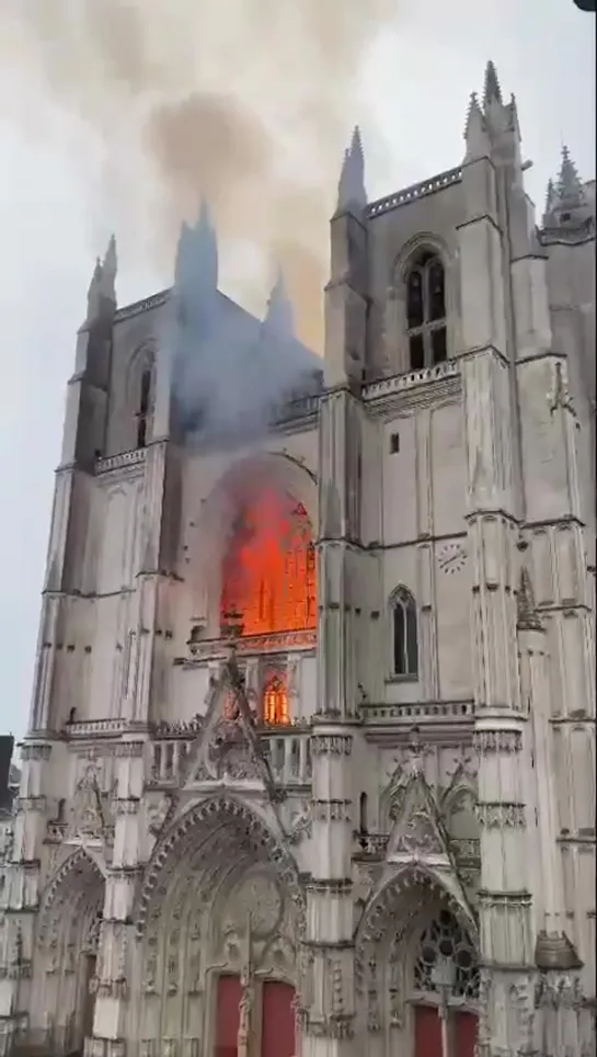 Cathédrale Saint-Pierre-et-Saint-Paul de Nantes | Nantes Cathedral | Собор в Нанте - пожар (18.07.20)