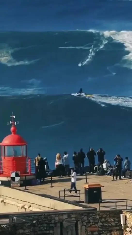 Big Waves Nazaré Portugal @ Pedro Scooby