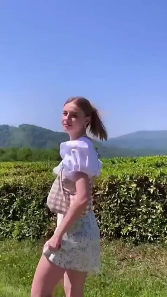 нашла своих в полях / girl in the field