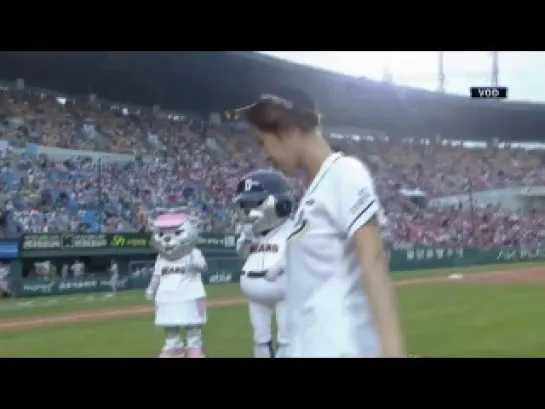 130728 SoYou @ 2013 Korea Yakult Seven Pro Baseball (두산 vs LG)