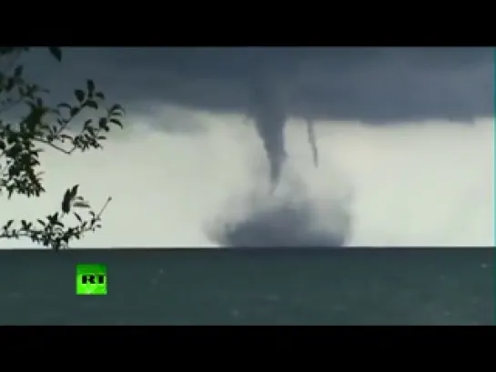 2013.09.11 Озеро Мичиган во власти водяных смерчей-близнецов