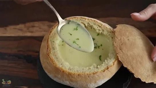 Ein typisches Österreichisches Gericht_ Alte Knoblauchsuppe im Brot