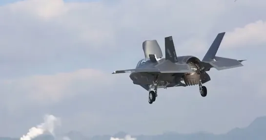 Hypnotic US F-35 Aircraft Landing Like an Helicopter