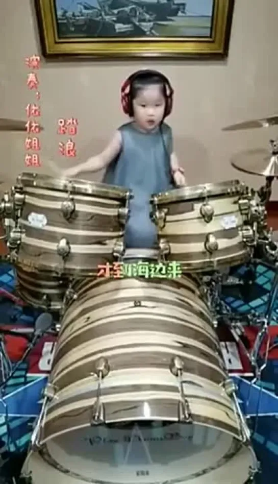 Маленькая девочка играет на барабанах  小女孩打鼓  Little girl playing drums