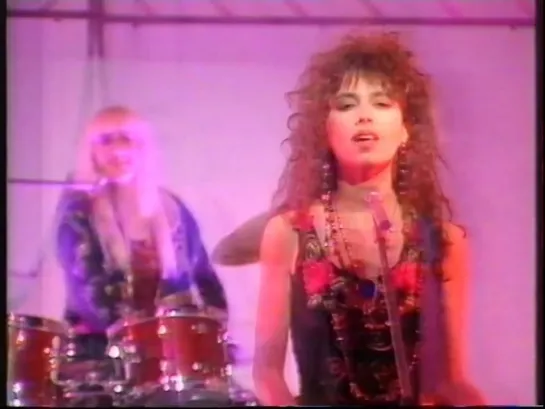 The Bangles - In Your Room @ Wogan (02.08.1988)