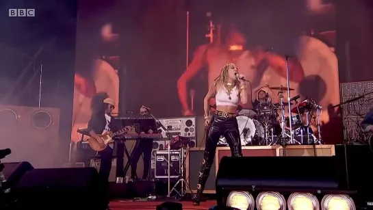 Miley Cyrus - Black Dog (Led Zeppelin cover) @ Glastonbury, UK, 2019