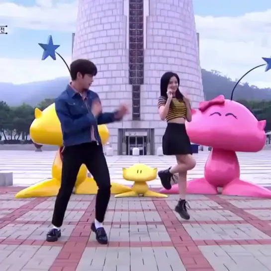 Jisoo and Jinyoung dances to “Uptown Funk”