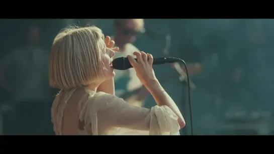 Aurora en concert à Rock en Seine 2022