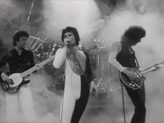 Queen — We Are The Champions (Alternative Version - Video Montage)