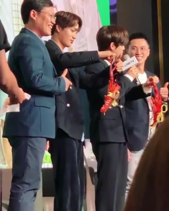 190330 Suho & Kai на Press Conference in Taiwan Travel The World on EXO's Ladder S2