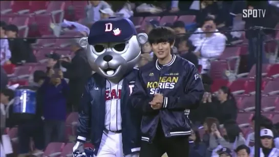 181105 Chanyeol на KBO League Game: 1st Pitch