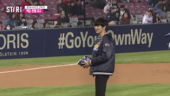 181105 Chanyeol на KBO League Game: 1st Pitch