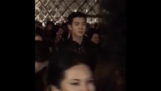 170307 Suho, Sehun на Louis Vuitton Women’s F/W 2017 Fashion Show