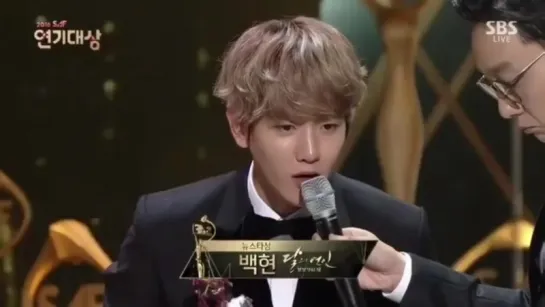 161231 Пока 6 участников EXO находиться в зале Gayo Daejejeon Baekhyun получил награду 'New Star' Award на SBS Drama Awards 🎉