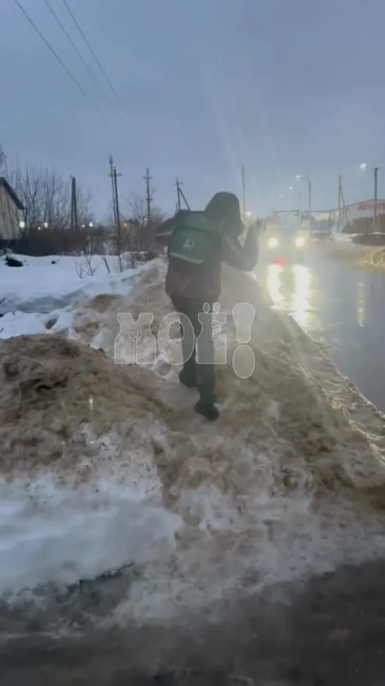 Ребёнок добирается в школу