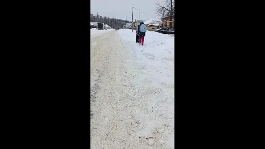 Дети идут по гигантским сугробам