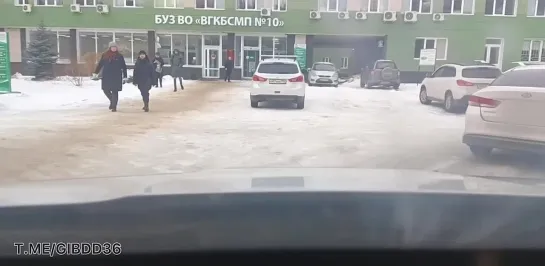 Инспектор сопроводил женщину в больницу. Источник видео: пресс-служба регионального УМВД