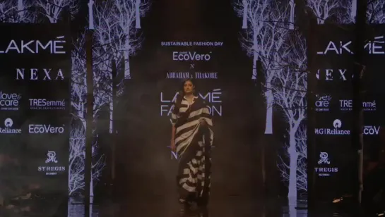 Атия Шетти на Lakme Fashion Week