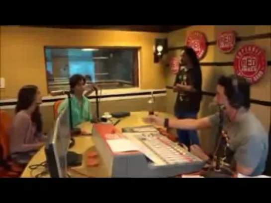 Shahid Kapoor & Sonam Kapoor promoting Mausam at Red FM Studio, 21.09.2011