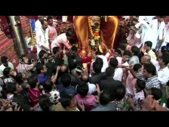 Rani Mukherjee Visits Lalbaugcha Raja.