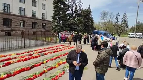 ДОМ ПРОФСОЮЗОВ УТОПИЛИ В ЦВЕТАХ В ПАМЯТЬ О ПОГИБШИХ 2 МАЯ.