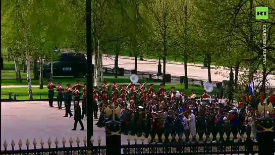 PUTIN LAYS FLOWERS AT TOMB OF UNKNOWN SOLDIER AS COUNTRY MARKS V-DAY.