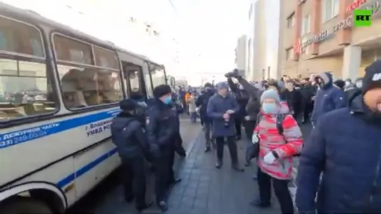 VLADIVOSTOK RALLY | NAVALNY SUPPORTERS DETAINED AT UNSANCTIONED PROTEST.