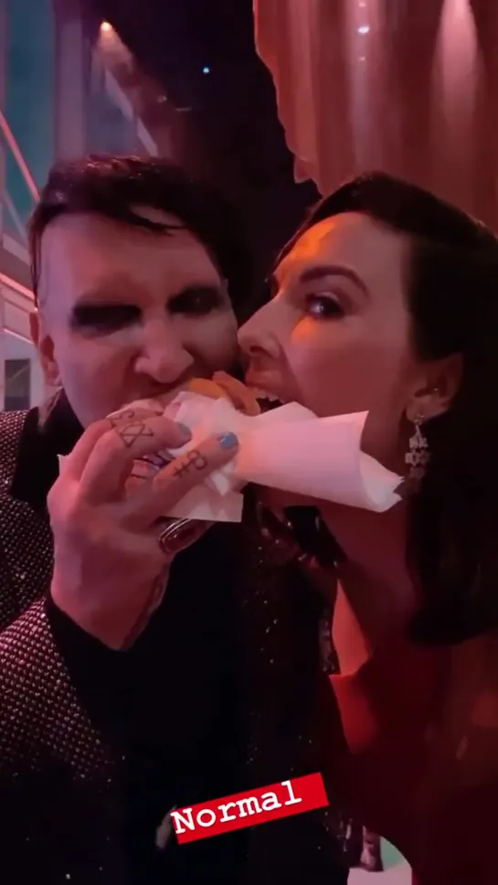 Marilyn Manson eating a burger at Vanity Fair's annual Oscar bash