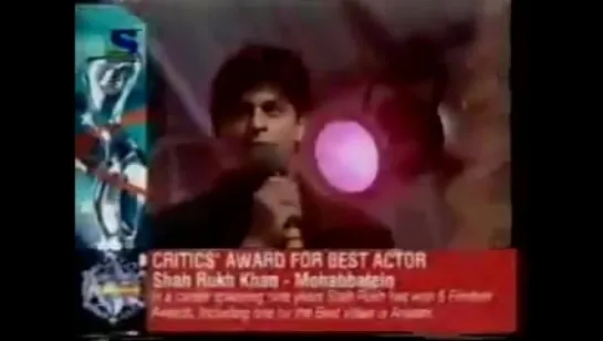 Kajol Presenting Award to SRK