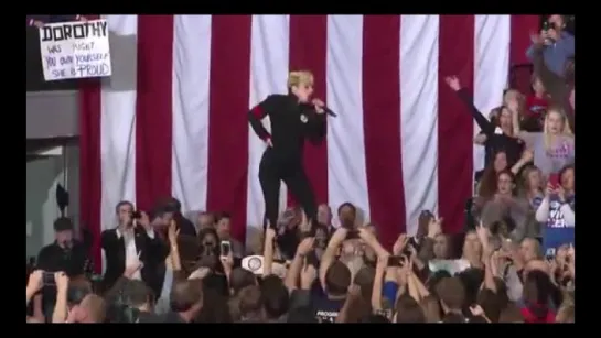 2016 // Meeting pour Hillary Clinton - Born This Way (Gagavision.net)