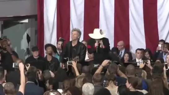 2016 // Meeting pour Hillary Clinton - Living on a Prayer avec Bon Jovi (Gagavision.net)