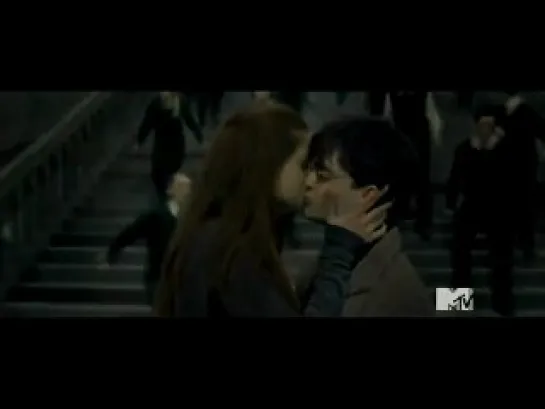 Harry and Ginny kiss in HP and the DH