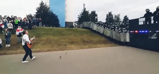 Спел песню перед ОМОНом! Новости Беларуси. Протесты. Митинги. Belarus protest.