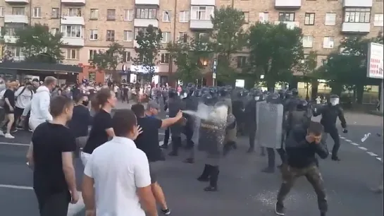 Сейчас в центре Бреста. Стычки с ОМОНом 👊