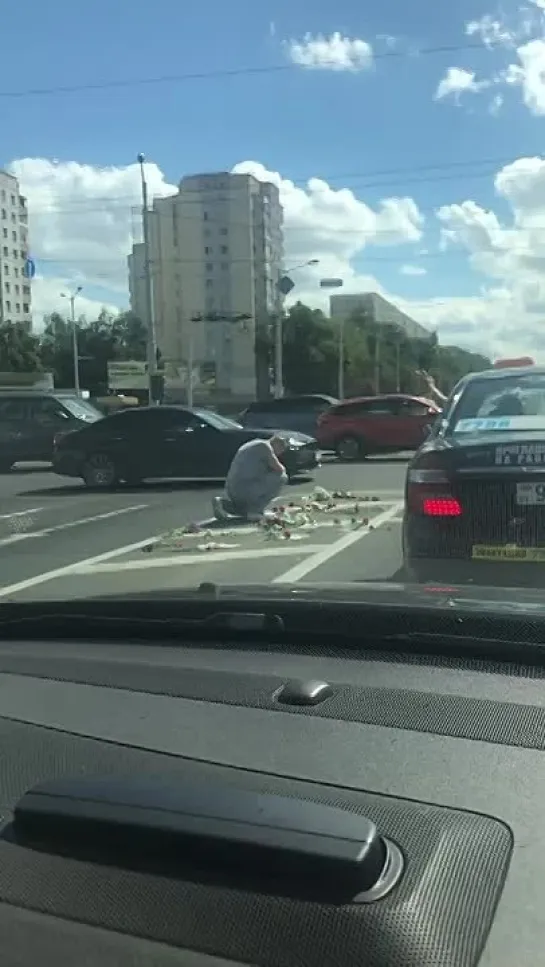 Парень на Пушкинской сегодня, возложил цветы прямо на проезжей части, до прихода