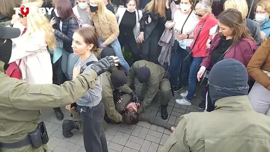 Женщине стало плохо на акции протеста, задержания продолжаются